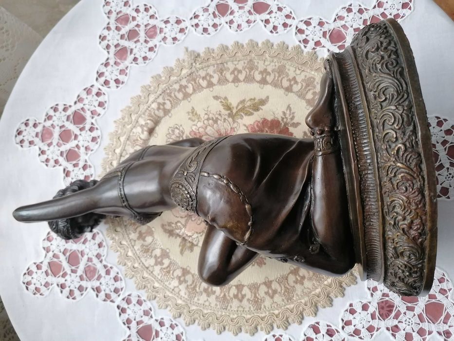 Stylowa figurka kobiety