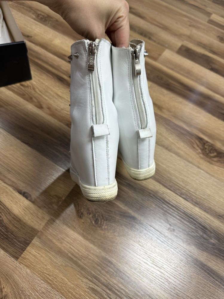 Sneakersy na koturnie z cwiekami booci 38