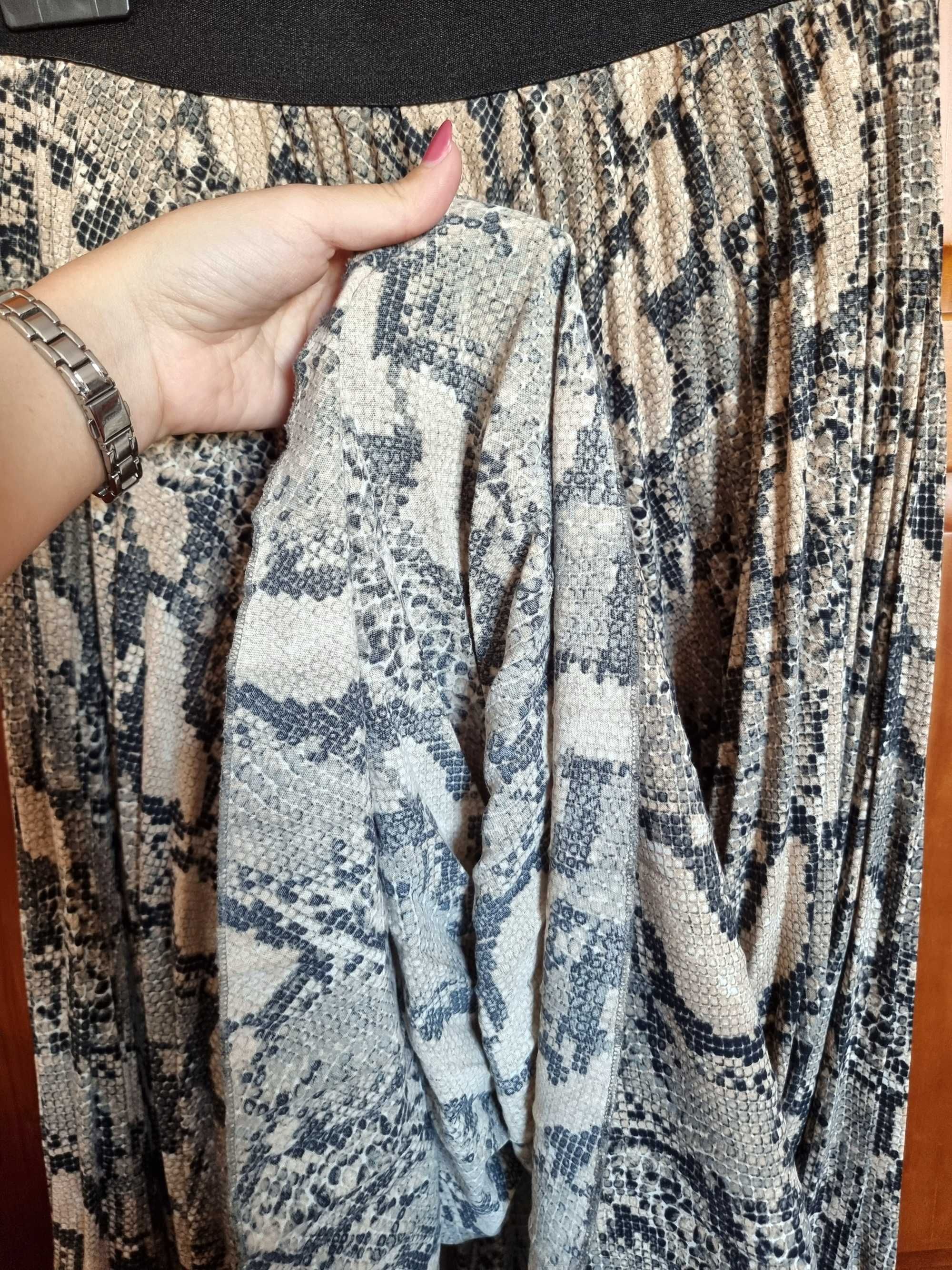 Saia plissada midi com padrão cobra H&M, tamanho XS