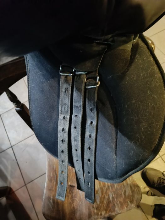 Syntetyczne siodło na konia