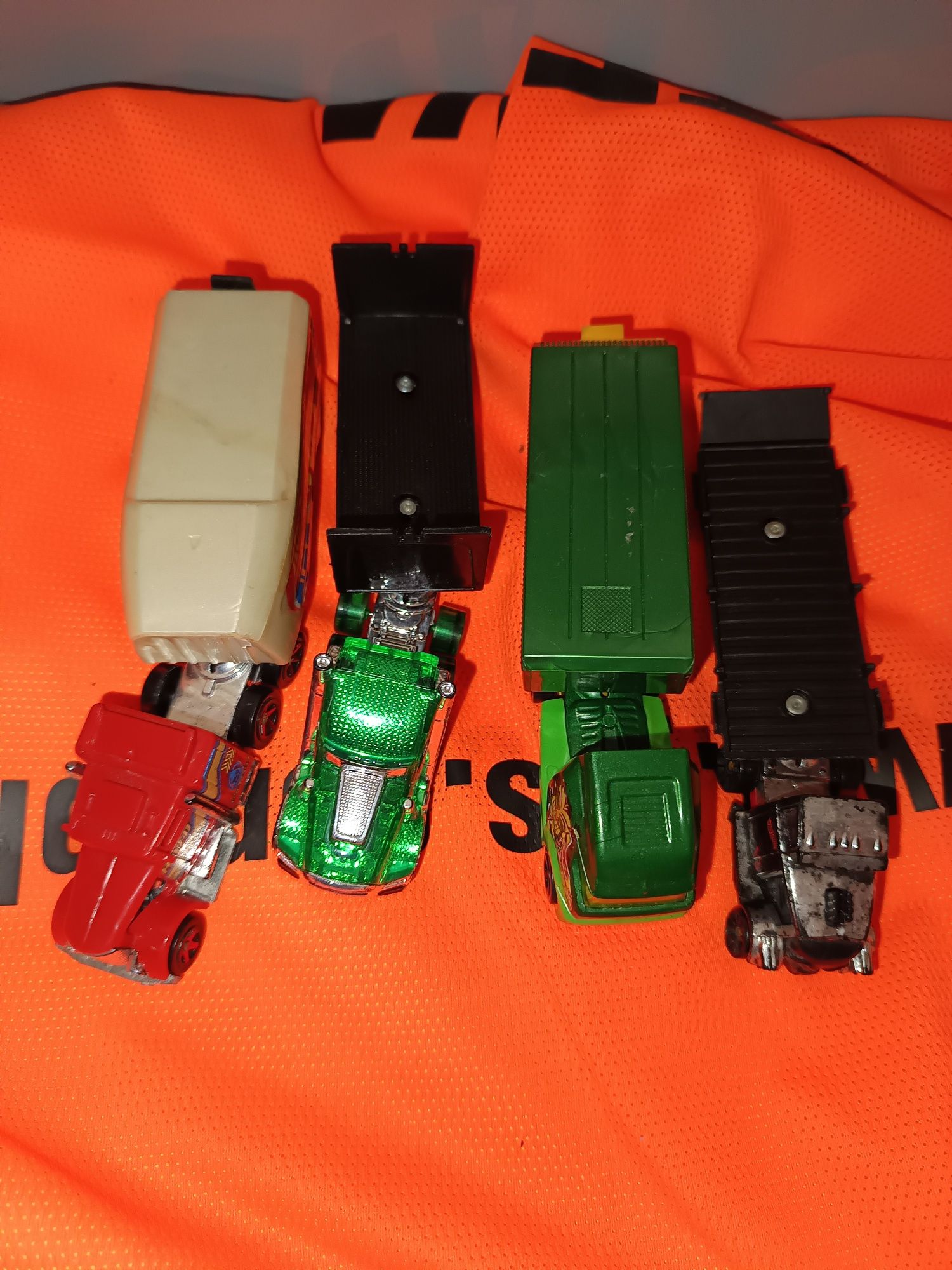 4 modele ciężarówek z naczepami od Hot wheels
