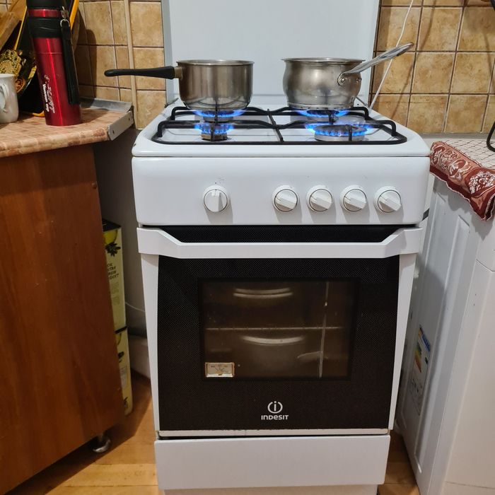 Продаю надійну газову плиту Indesit CIS6G2(W)UA (Італія). б/у