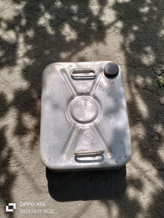 Продам канистру алюминивую 40литров использовал под бензин, не течёт,