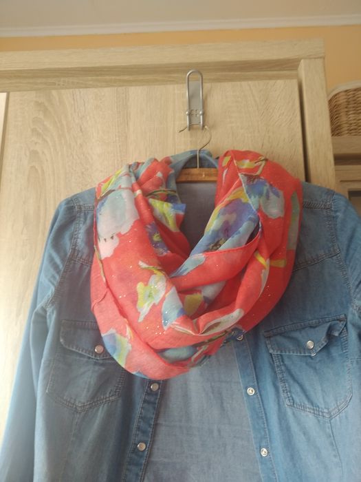 Komin wiosenny w kolorze czerwonym+w gratisie dorzucam mały wieszak we