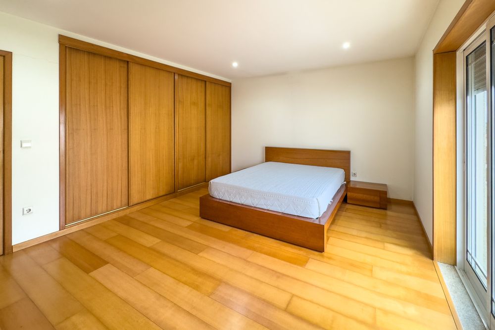 Mobília completa de quarto em madeira maciça