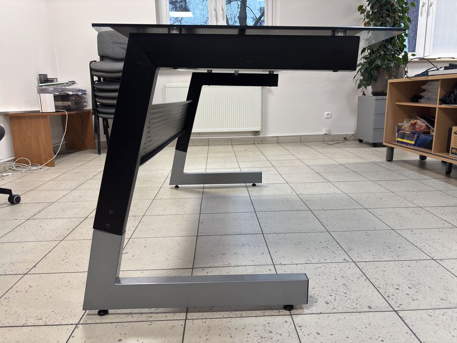 Biurko z szklanym blatem