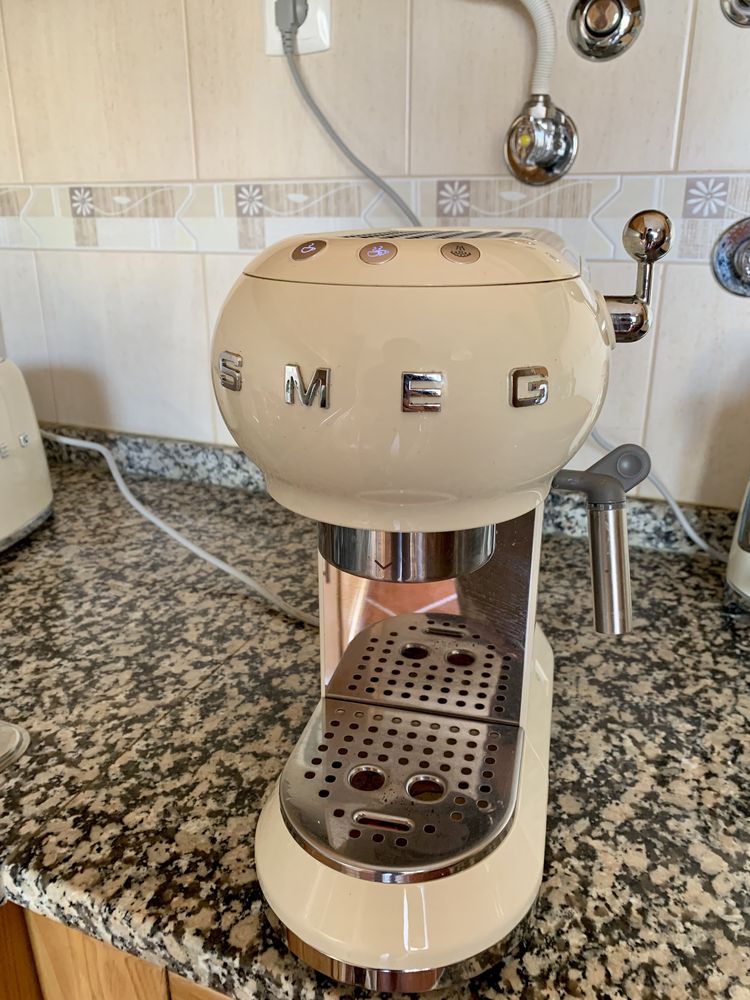 Máquina de Café SMEG Branca