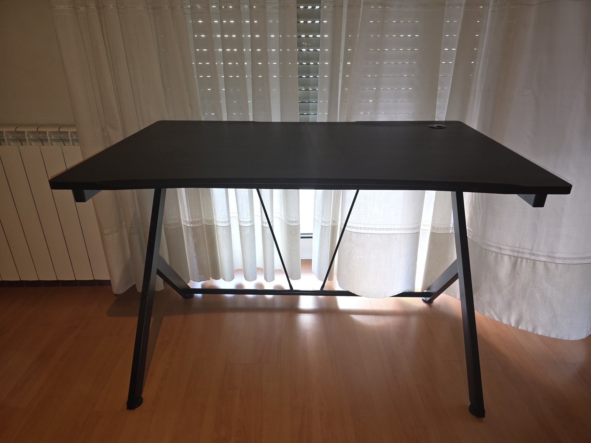 Vendo mesa gaming como nova