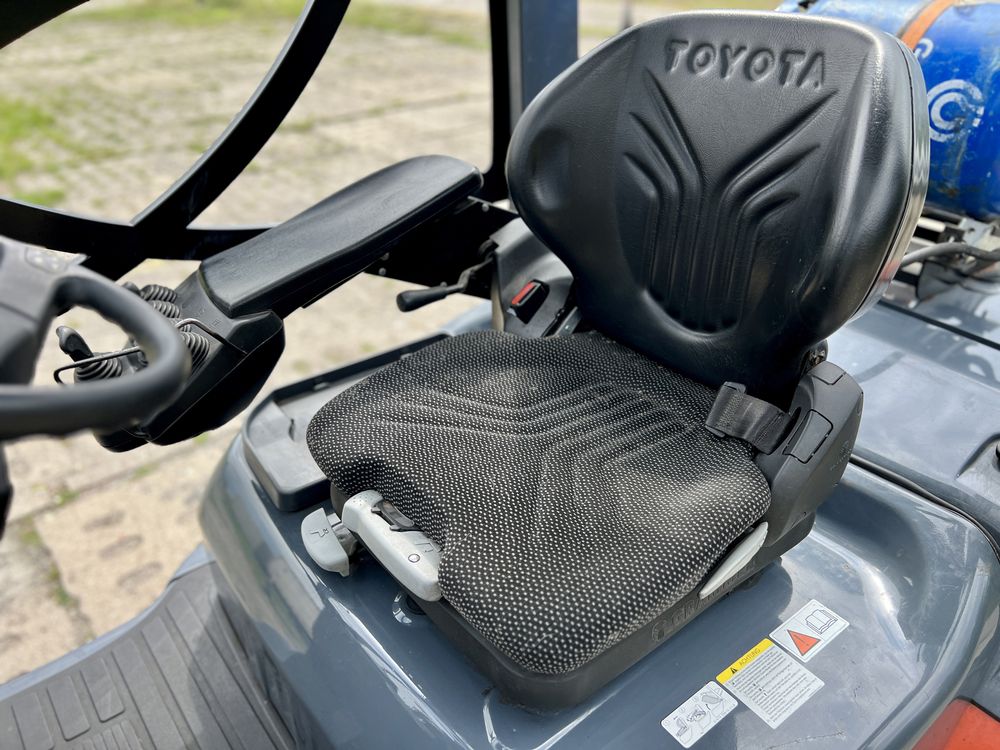 Wózek widlowy Toyota 2.5 tony FV23% triplex