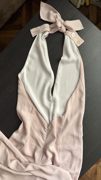 Жіночий рожевий комбінезон з відкритою спиною та зав’язкою на шиї