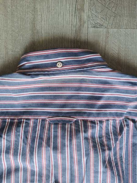 Camisa listrada azul e vermelha da Gant