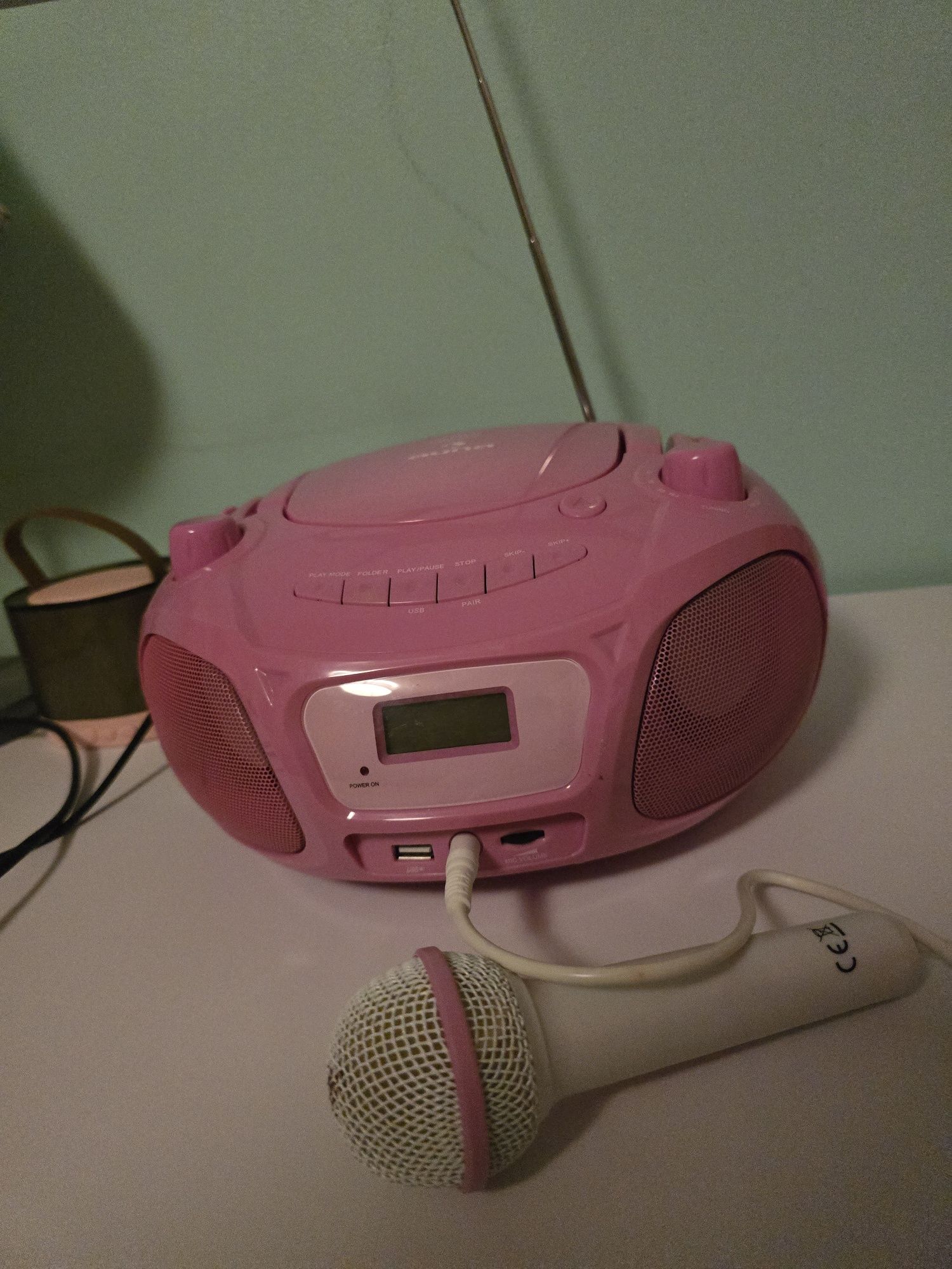 Różowy radiomagnetofon z CD i mikrofonem Auna, idealny do karaoke dla