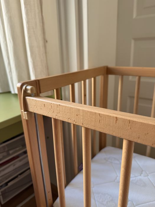 Drewniane łóżeczko Fillikid 90x40 z opuszczanym bokiem