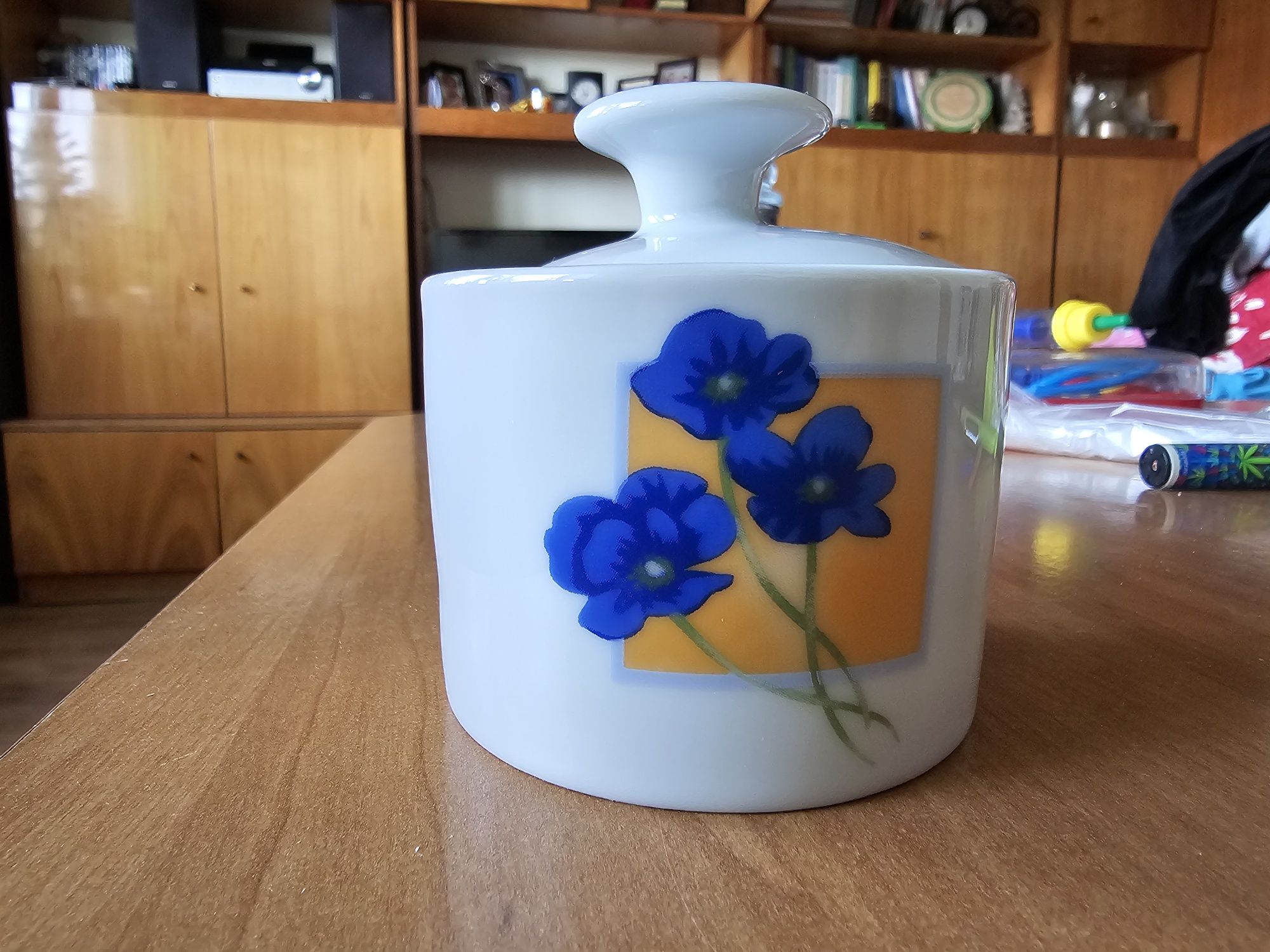 Cukierniczka biała w niebieskie kwiaty