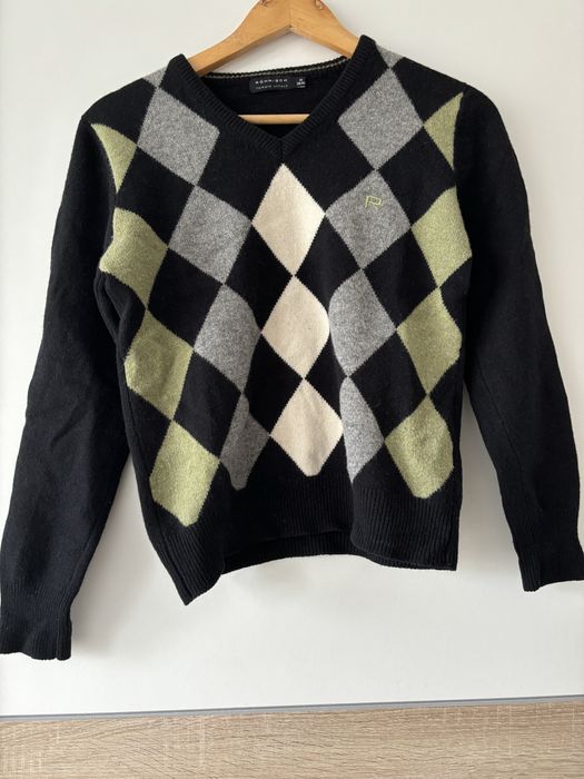 Czarny sweter w romby