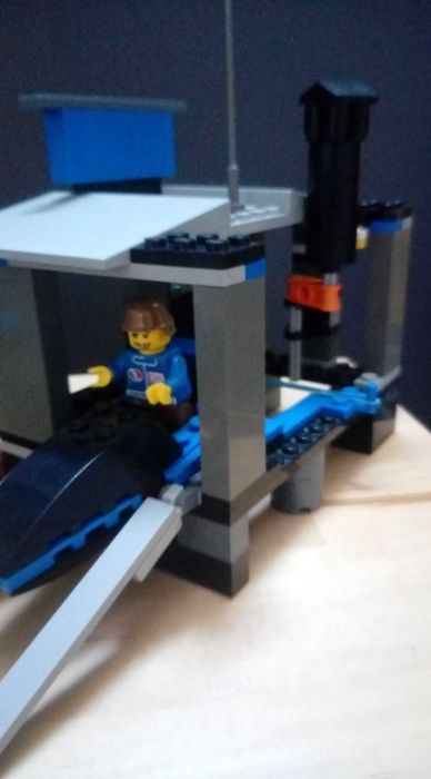 Poduszkowiec kryjówka łódź LEGO World City 7045