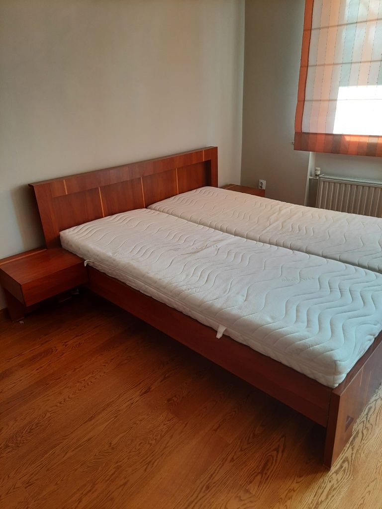 Łóżko wraz z szafkami nocnymi i materacami