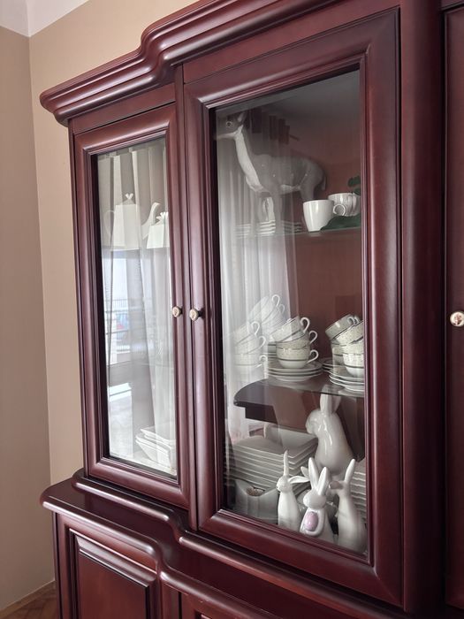 Zastaw drewnianych mebli