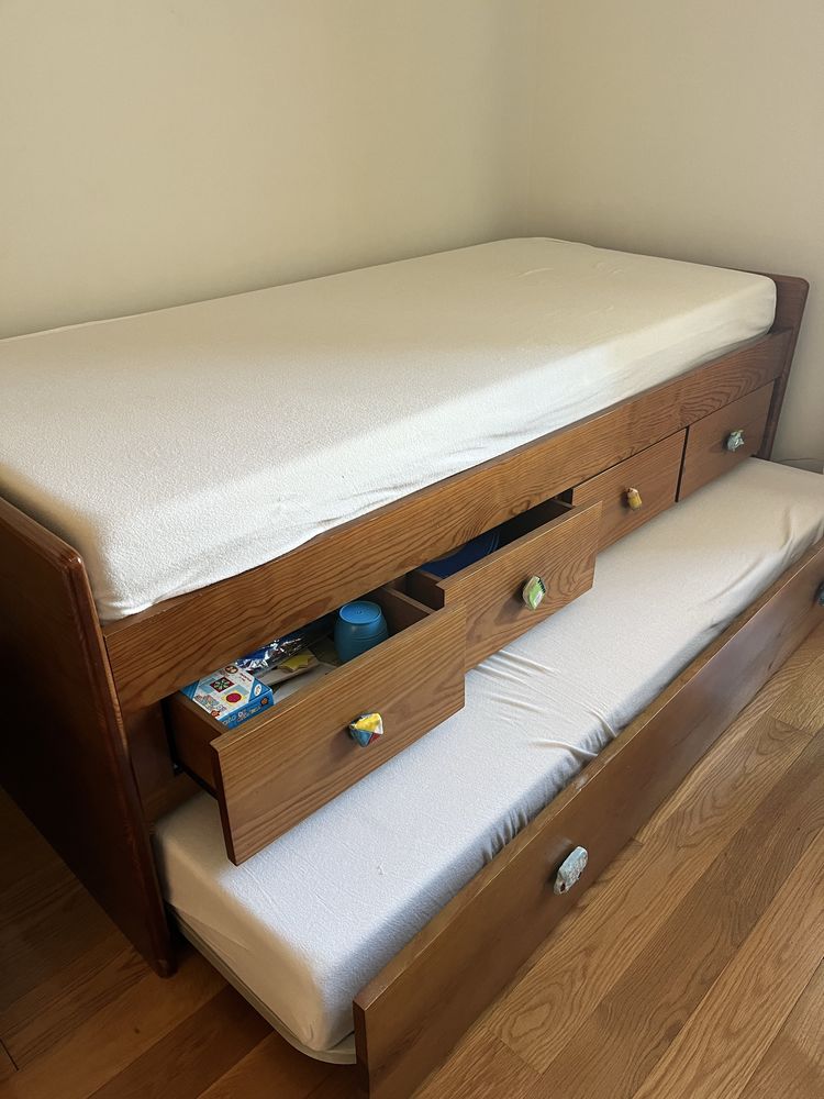 Cama dupla com gavetas