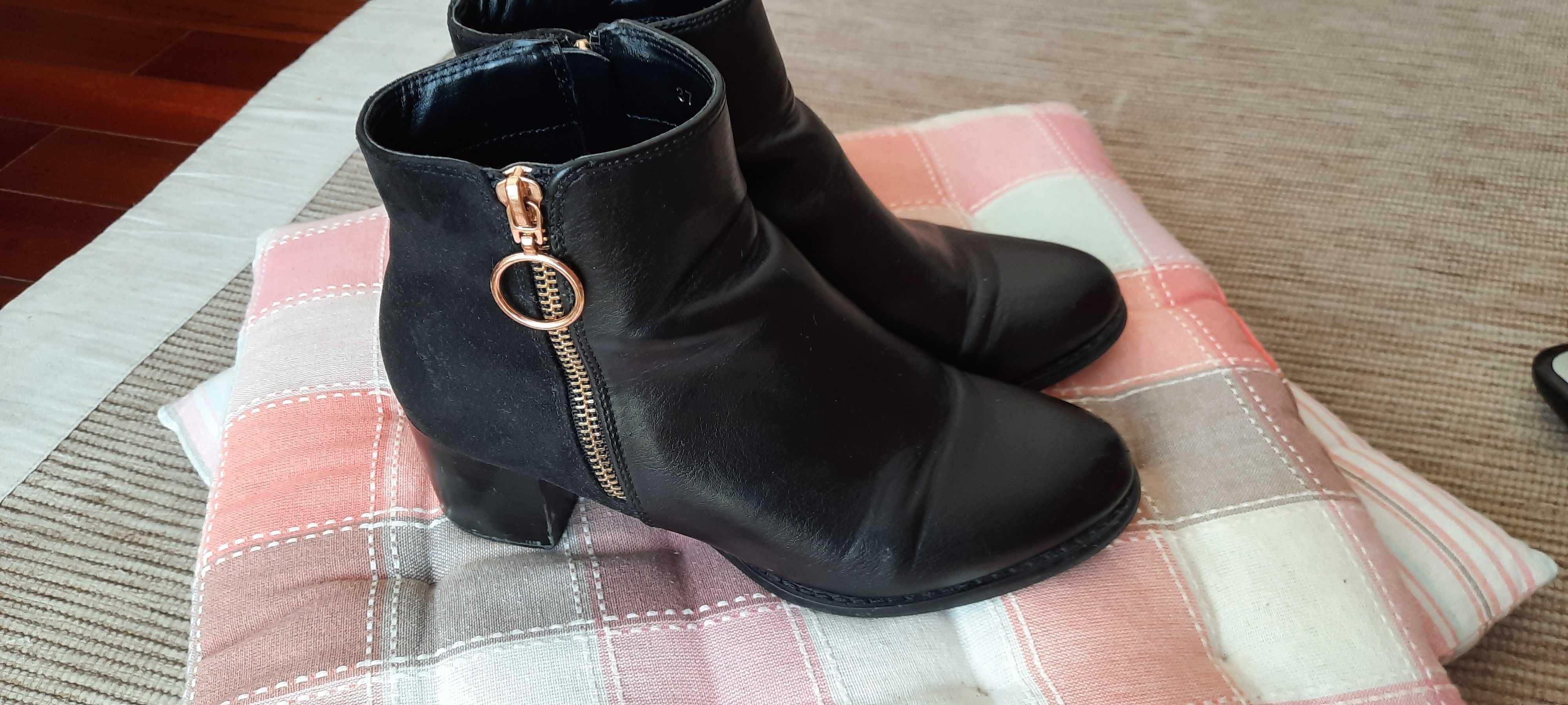 Botas várias em pele 12€