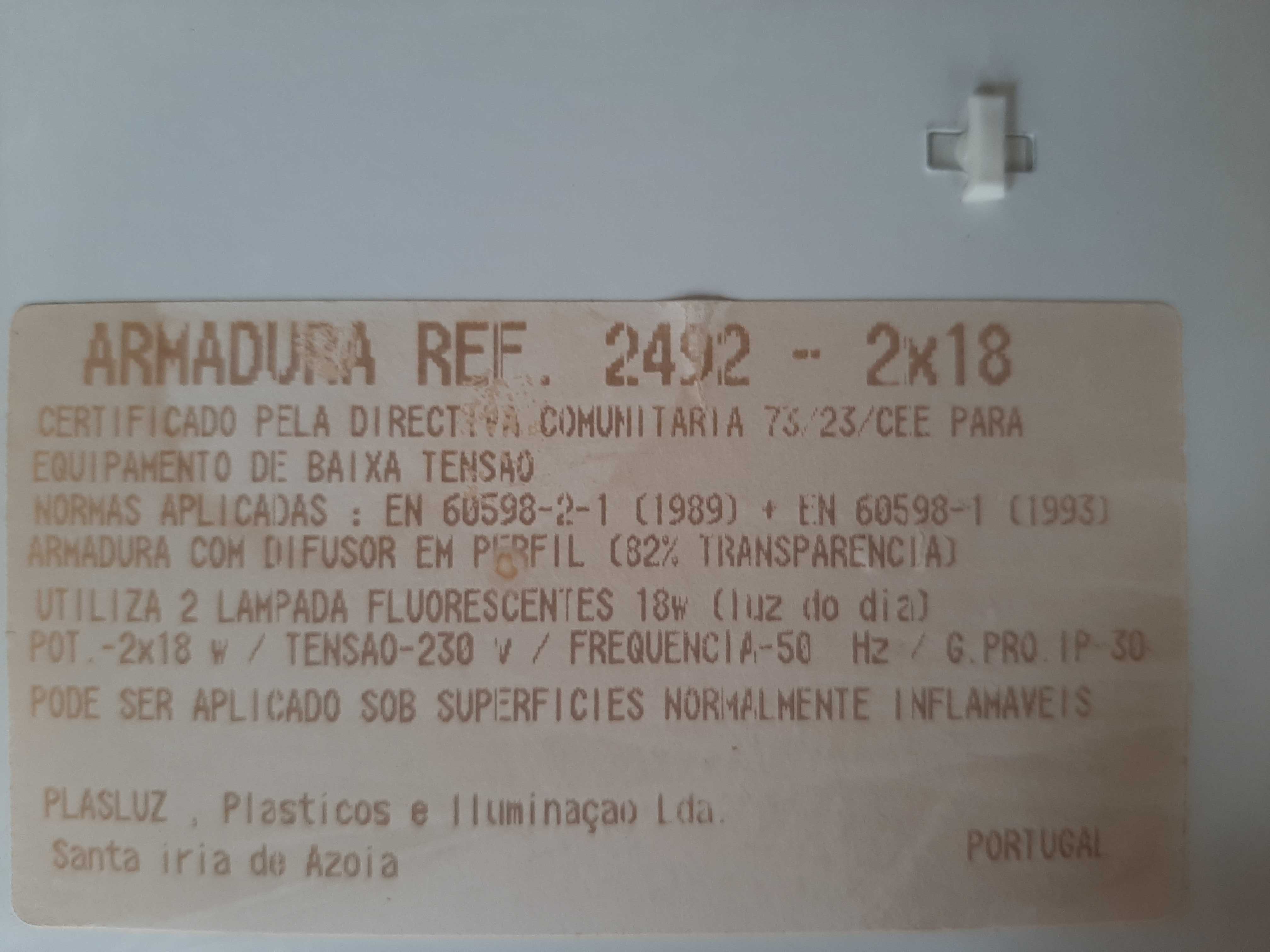 Armadura de 2 lâmpadas fluorescentes