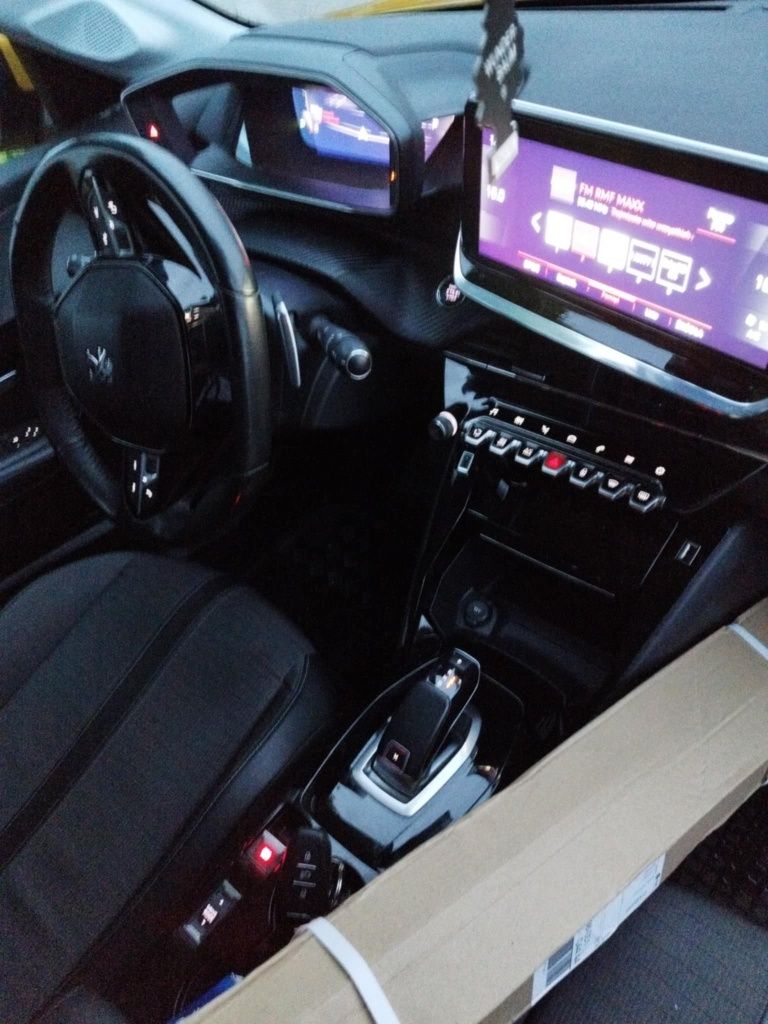 Peugeot 208 automat 2021 rok