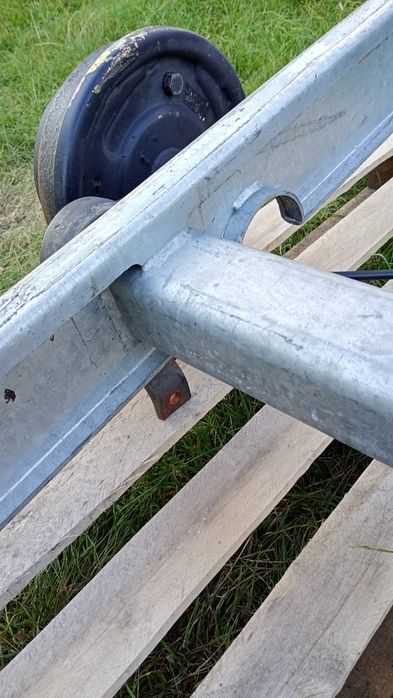 Oś hamowna knott do przyczepy lawety