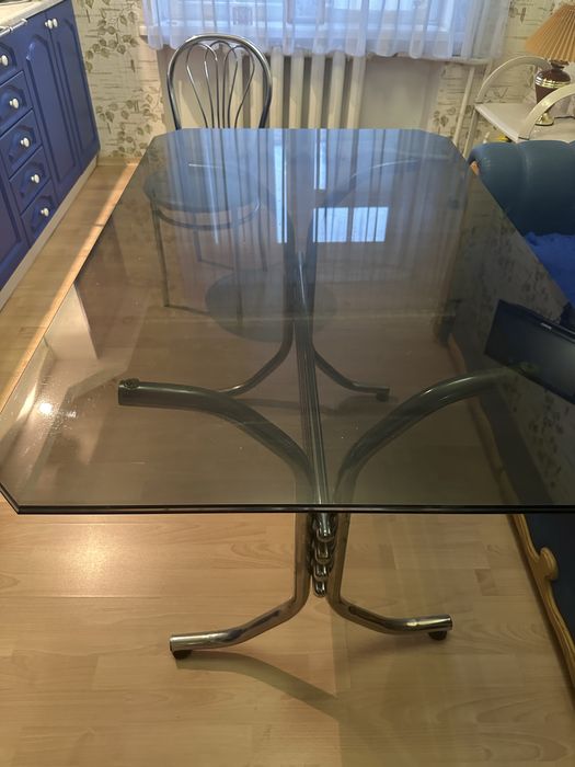 Продам стол стеклянный и 4 стула.
