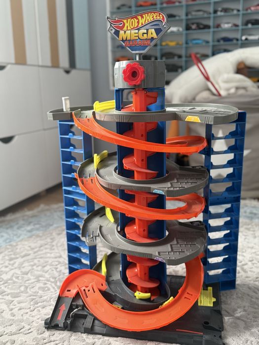 Ігровий набір Hot Wheels City менагараж для сашинок