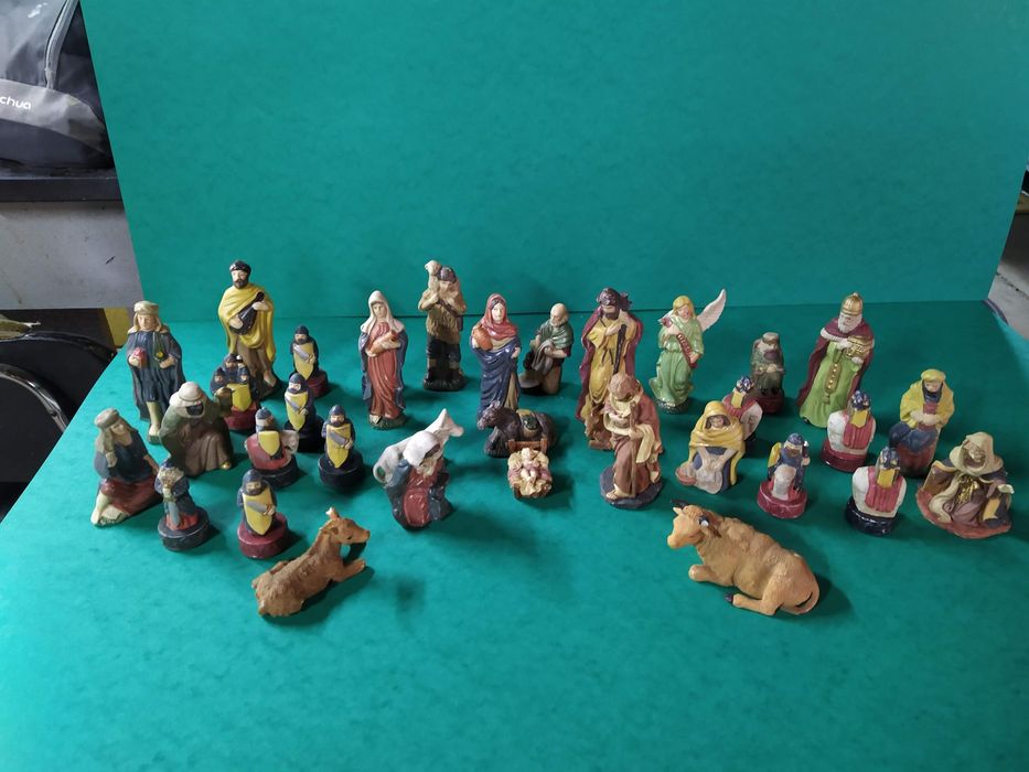 Bonito presépio com 32 figurinhas