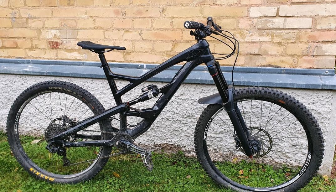YT Capra CF 2017 M 27,5 Carbon RS Lyrik Monarch RaceFace Guide