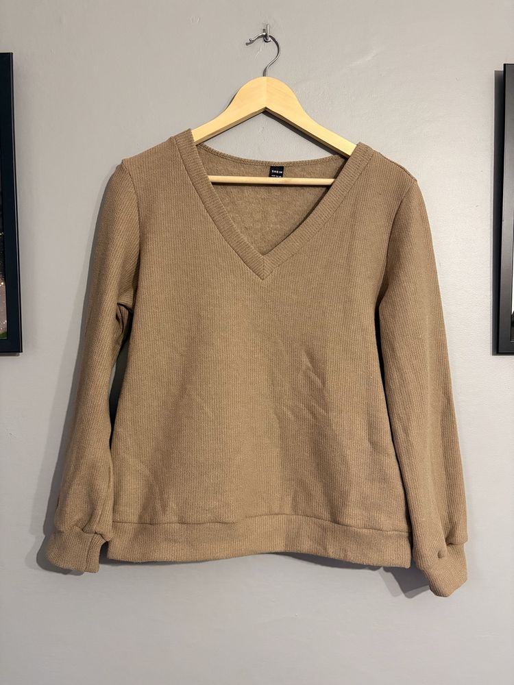 Beżowy sweter damski z dekoltem V casual basic
