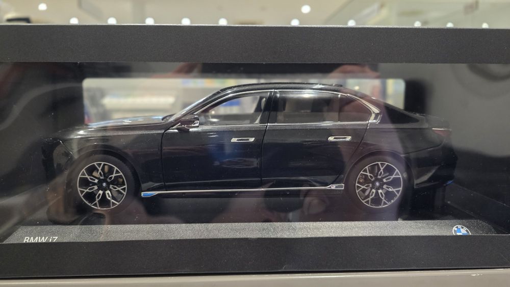 Miniatura 1:18 BMW i7 G70, oryginalna, nowa