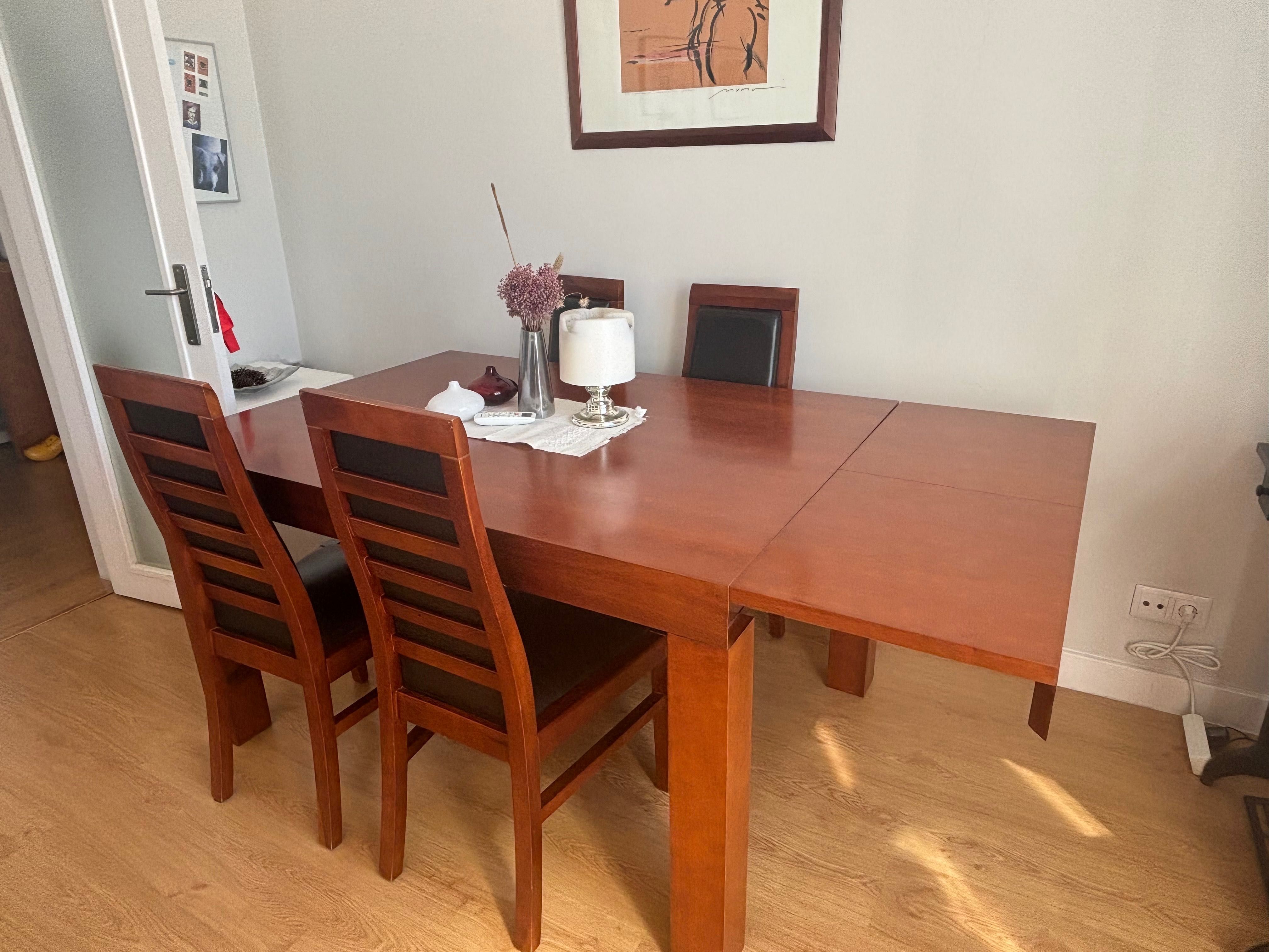 Mesa de jantar e 4 cadeiras, usada em ótimo estado (Produção Nacional)