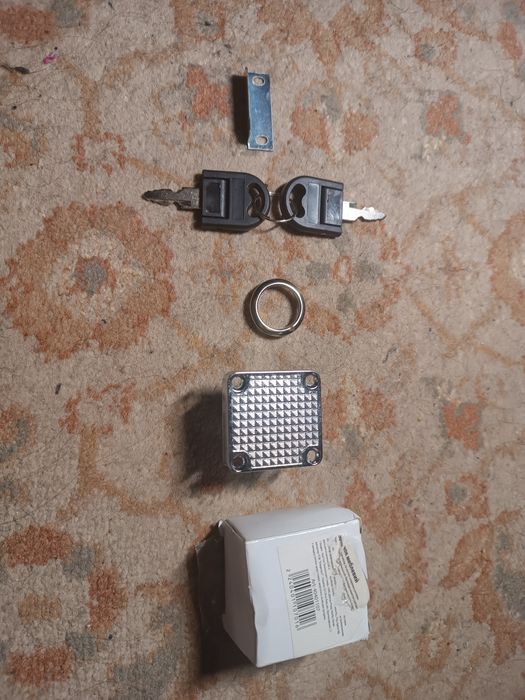 Замок дверной врезной,цилиндры замка,накладки цилиндра,ручки дверные.