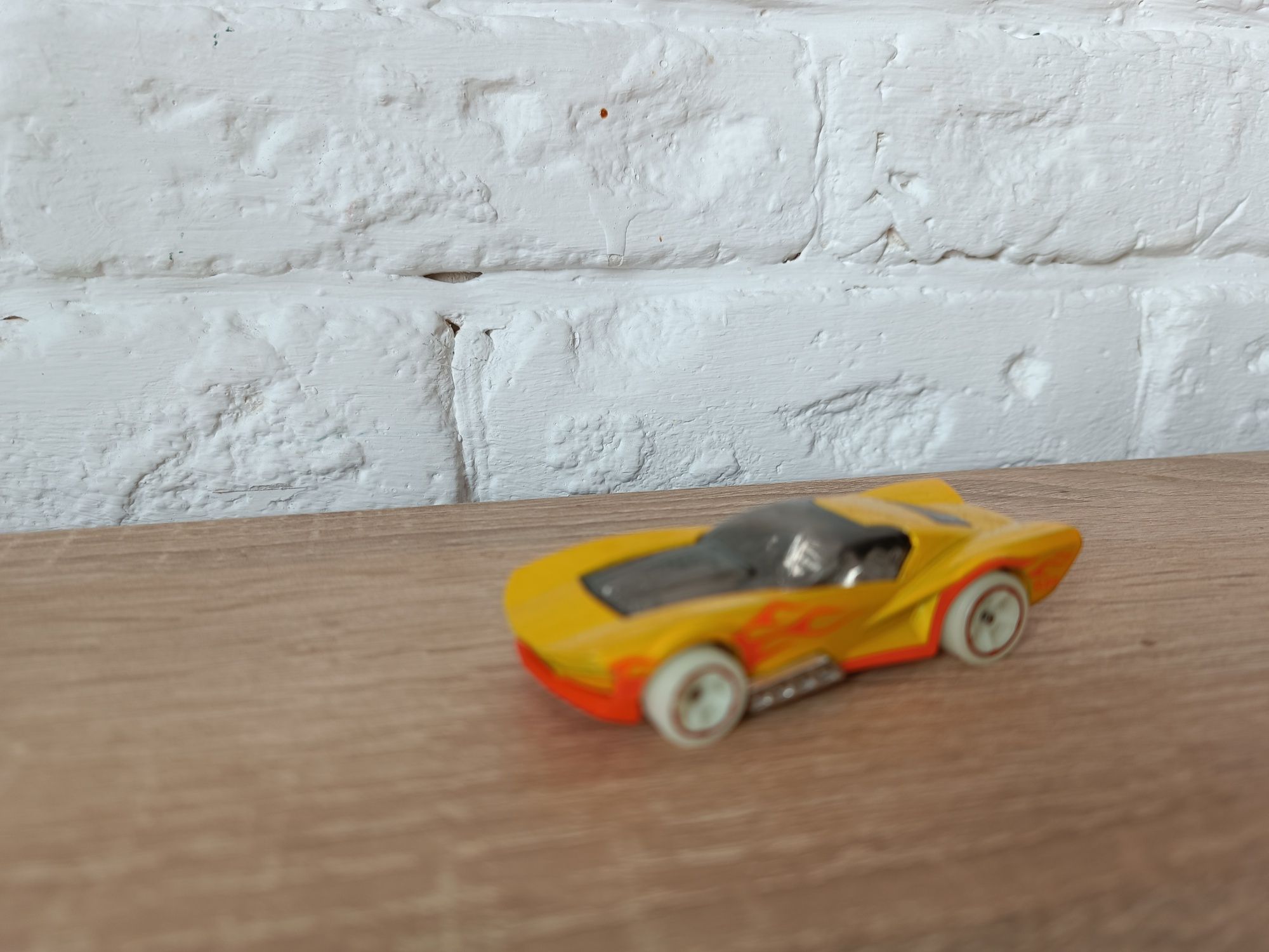 Hot Wheels Street Shaker 2020 Glow Wheels.