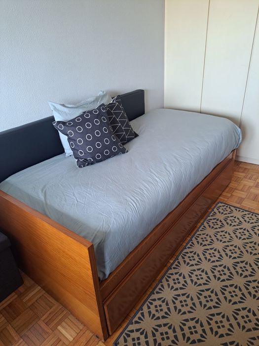 Cama dupla individual de madeira + estrado