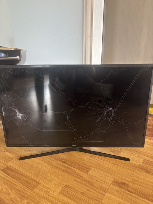 Телевізор SAMSUNG 43” (тріснутий екран)