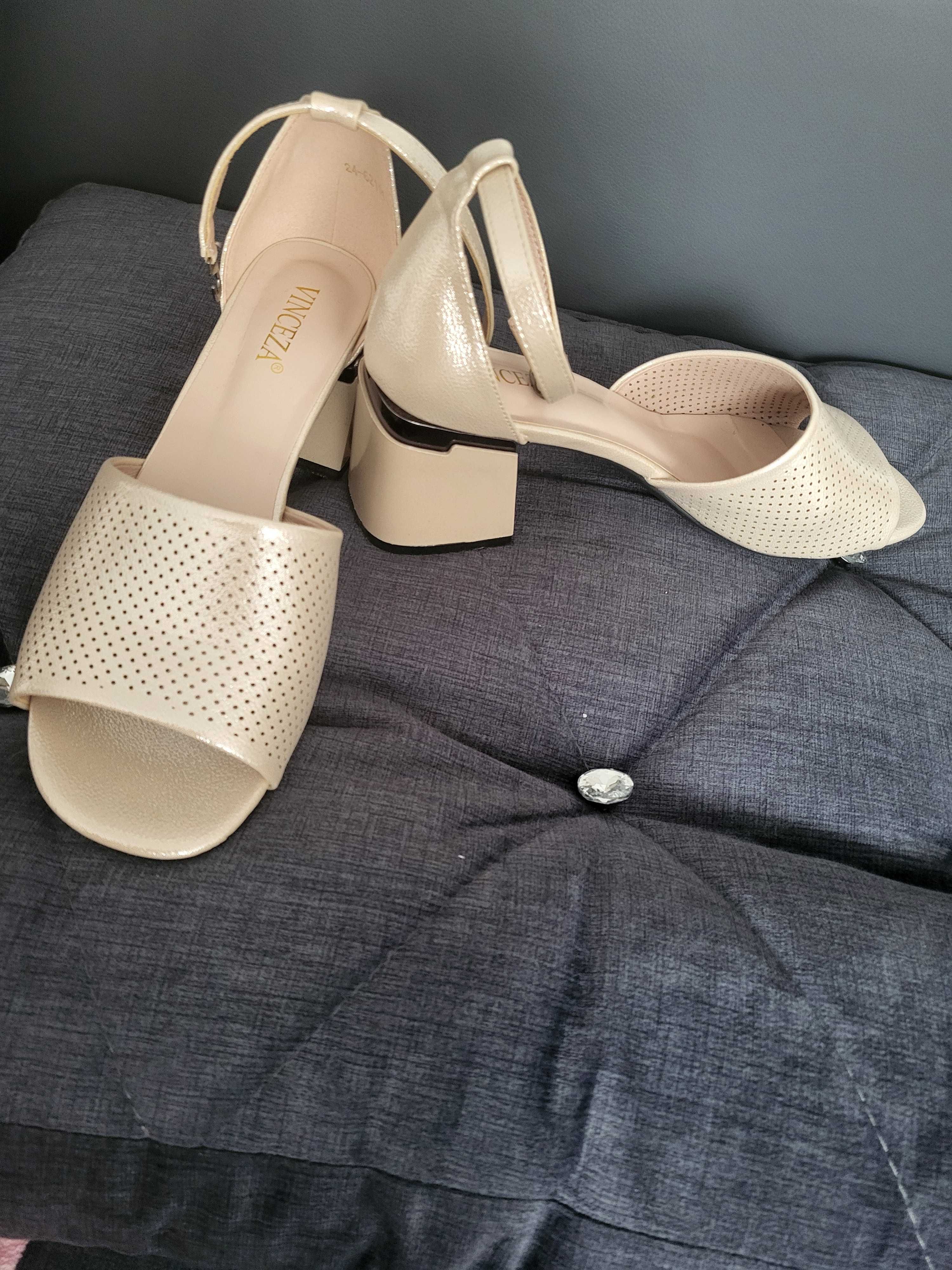 Buty na obcasie pudrowe 40