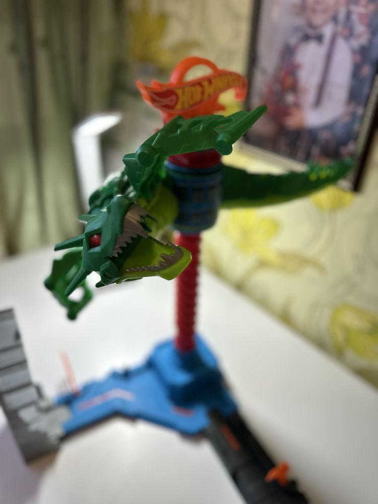 Трек hot wheels повітряна атака дракона