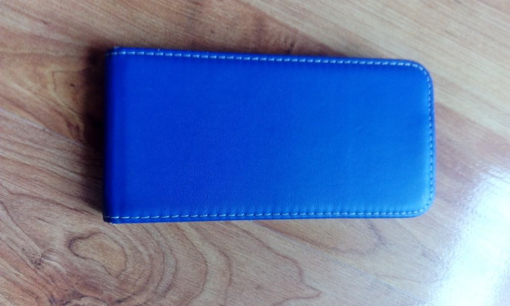 Etui do telefonu w kolorze niebieskim