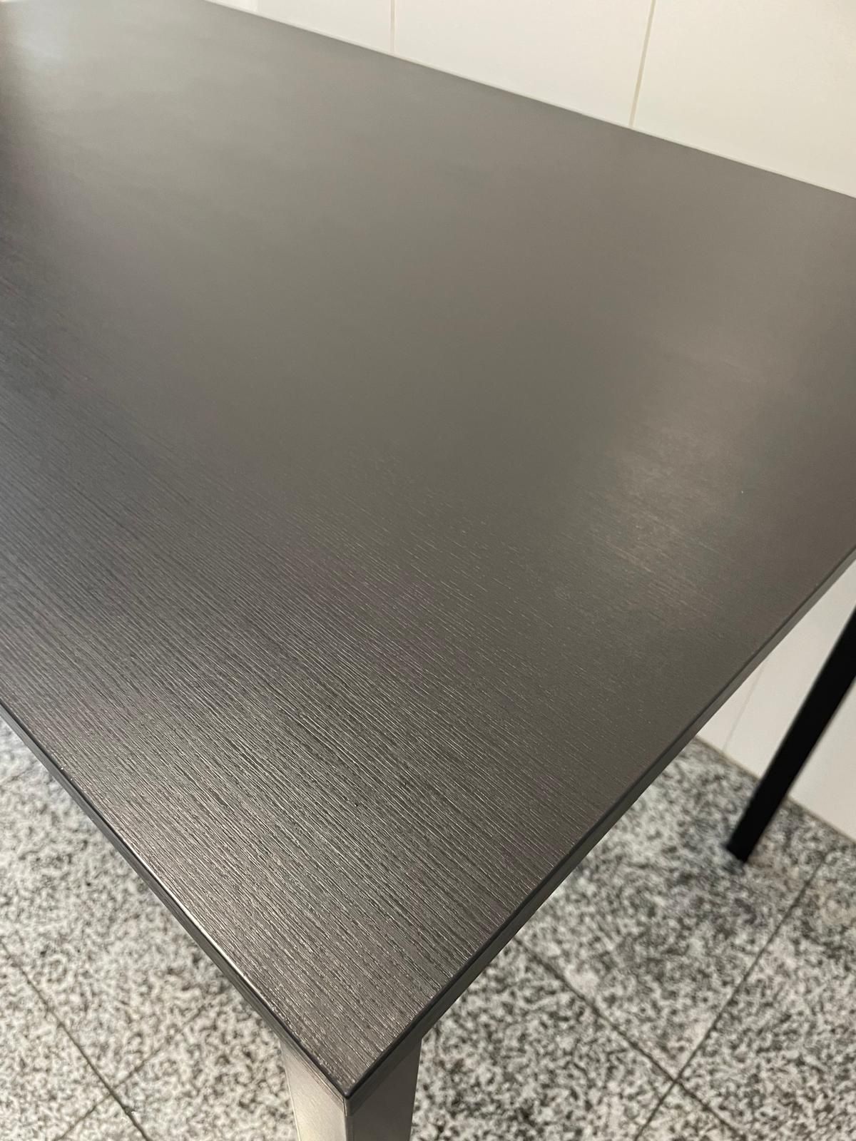 Mesa de cozinha preta