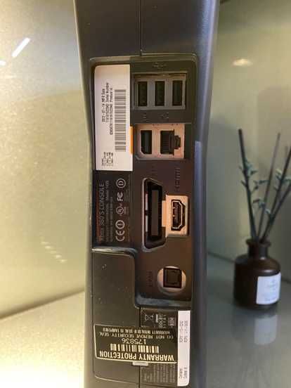XBOX 360 Desbloqueada 240GB + 1 Comando
