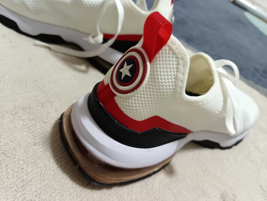 Tênis da Marvel  tamanho 44