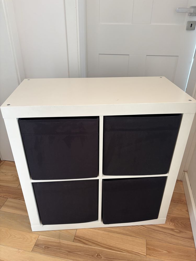 Regał kallax 2x2 Ikea biały + 4 czarne pojemniki
