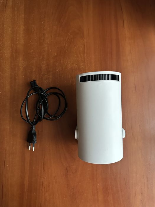 Проектор F-100+ екран (полотно) для проектора