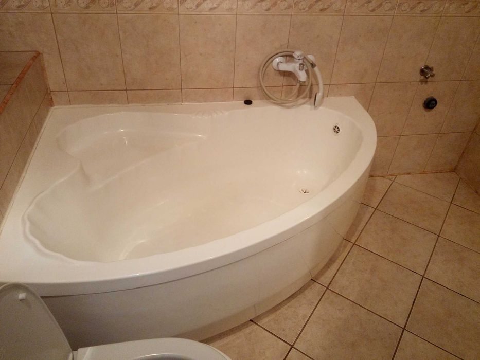 Domek w górach  nad rzeką w lesie weekend wakacje przy szlakach