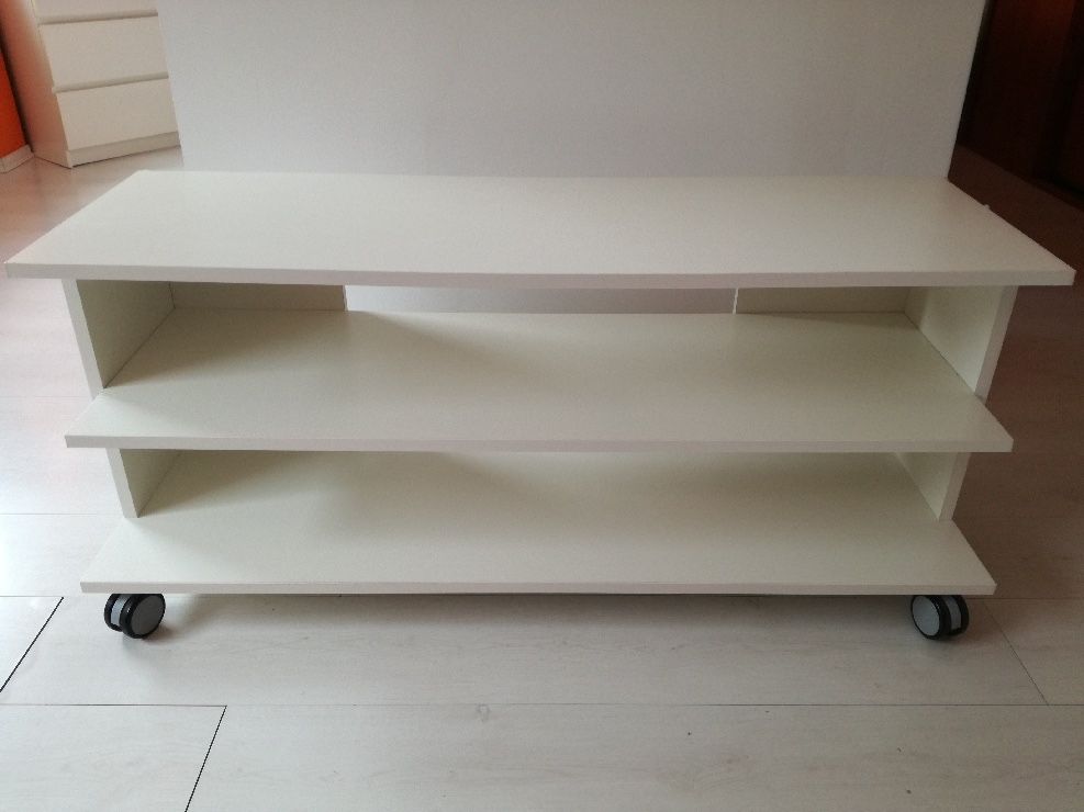 Stolik na kólkach pod telewizor Ikea