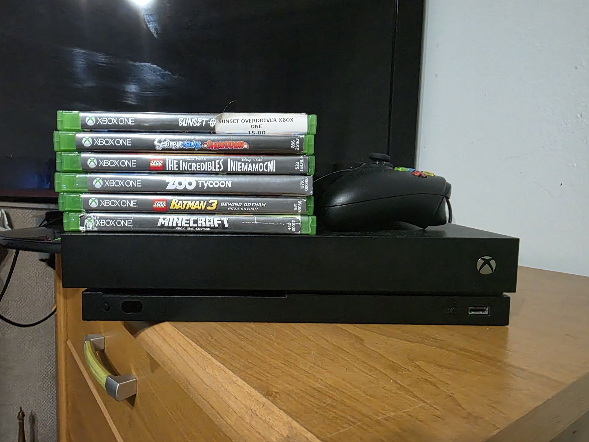Sprzedam xboxa one x z 6 grami I jednym padem