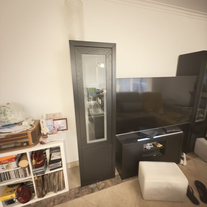 2 Cristaleiras, porta com detalhe em vidro.